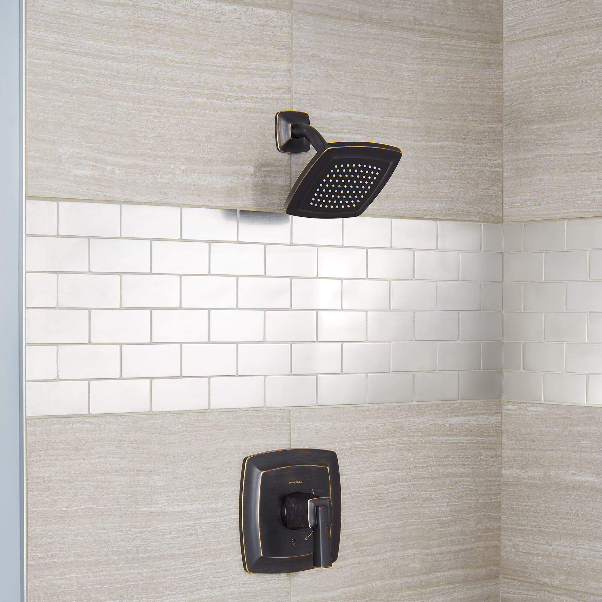 Townsend 1.75 GPM Garniture de douche avec pomme de douche à économie d'eau et poignée à levier